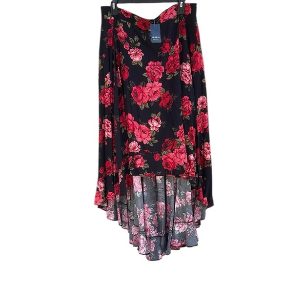 Torrid Black and Red Roses High-Low Midi Skirt Size 1X NEW - Picture 1 of 8